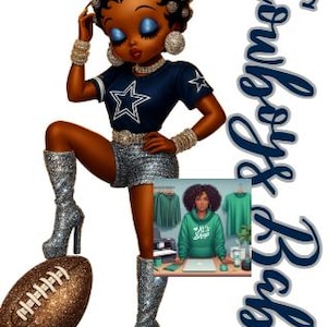 Op de afbeelding: Een cartoonfiguur in een Dallas Cowboys-uniform, inclusief een marineblauw topje met een witte ster, zilveren shorts en sprankelende laarzen, poseert met een voetbal. De afbeelding bevat de tekst "Cowboys Babe" en een kleinere afbeelding van een persoon met een groene hoodie.