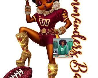 Könnte beinhalten: Digitale Illustration einer Cartoon-Frau in einem weinroten Football-Trikot mit einem goldenen "W"-Logo, goldenen Glitzerstiefeln und einem weinroten Football. Der Text "Commanders Babe" ist vertikal in Gold geschrieben.