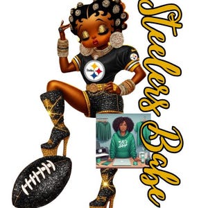 Op de afbeelding: Cartoon illustratie van een vrouw in een Pittsburgh Steelers voetbalshirt, shorts en laarzen, poserend met een voetbal. De afbeelding bevat de tekst "Steelers Babe" in gouden script. Een kleinere afbeelding toont een vrouw in een groene hoodie.
