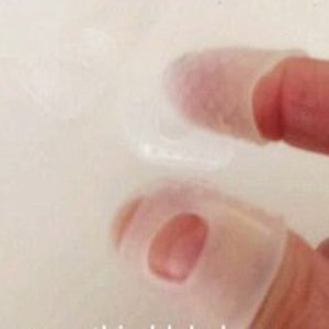 以下が含まれることがあります： 縫製やクラフトなどの活動中に指を保護するために設計された、透明なシリコン製の指カバー2つ。1つは中央に穴が開いています。