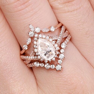 3pcs Moissanite Engagement Ring Set Art Deco Pearl Halo Wedding Ring Set Delicate Pear Cut Moissanite Twisted Rose Gold Wedding Ring