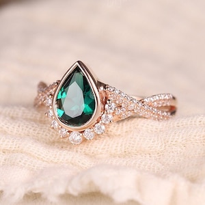 Pear Shaped Emerald Engagement Ring Set Vintage Emerald Wedding Ring Twisted Ring Moissanite Wedding Band Birthstone Ring Handmade Jewelry
