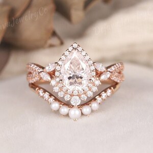 Unique Pear Shaped Moissanite Engagement Ring Set 2pcs Pearl Wedding Band Wedding Ring Set Dalice Moissanite Stacking Twisted Women gift