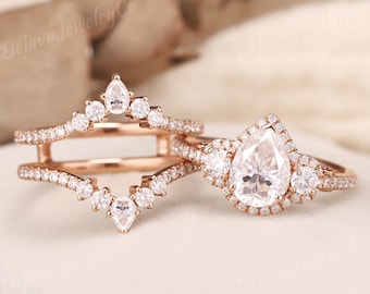 Unikalny zestaw pierścionków zaręczynowych w kształcie gruszki Moissanite Bridal Set Rose Gold Vintage Milgrain Wedding Trzy kamienie Cage Band Ring Enhancer 2 szt.