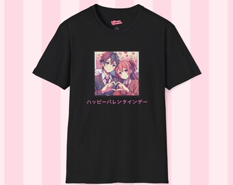 以下が含まれることがあります： 写真フレームの中にアニメのカップルが描かれた黒色のTシャツ。画像の下に「ハッピーバレンタイン」の文字が印刷されている。