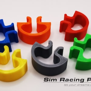 Könnte beinhalten: Sechs Kabelmanagement-Clips in verschiedenen Farben: Blau, Orange, Grau, Grün und Gelb. Die Clips sind so konzipiert, dass sie Kabel an Ort und Stelle halten und aus flexiblem Kunststoff bestehen. Sim Racing Parts: Lass deine Träume wahr werden.