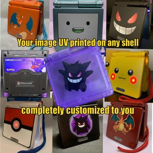 Könnte beinhalten: Eine Sammlung von individuell gestalteten Game Boy Advance SP Konsolen. Jede Konsole hat einzigartige Designs, darunter Charaktere wie Pikachu, Charizard und Gengar. Der Text "Your image UV printed on any shell" und "completely customized to you" ist sichtbar.