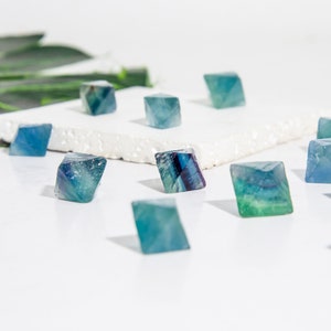 Großhandelslot 100g natürlicher kleiner Fluorit-Oktaeder, der Kristallcluster-Kristallgeschenk heilt