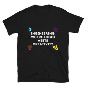 Puede incluir: Camiseta negra con texto blanco que dice "ENGINEERING: WHERE LOGIC MEETS CREATIVITY". El texto está rodeado de iconos coloridos de una bombilla, engranajes y una regla.