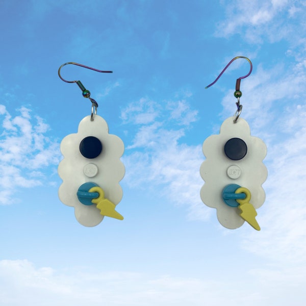 Ohrringe mit Wolken, die mit upcycled LEGO® Ohrringen gemacht wurden. Geeky Spaßgeschenk, das Sie personifizieren können. Toller Gesprächsstarter für jeden Tag :)