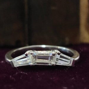 Baguette Cut 3 Stone Moissanite Engagement Ring 14k White Gold Wedding Anniversary Gifts for Women&#39;s Dainty Baguette Diamond Gifts for Her