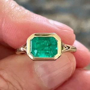 Esmeralda de este a oeste anillo bisel conjunto anillo solitario anillo de compromiso esmeralda corte diamante anillo de boda verde esmeralda anillo delicado CZ diamante