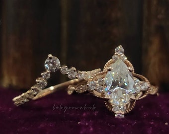 Filigree Style Wedding Ring Set 3.0 CTW Pear Cut Moissanite Engagement Ring With Matching Curved Band 18k Gold Anniversary Gifts For Bridal