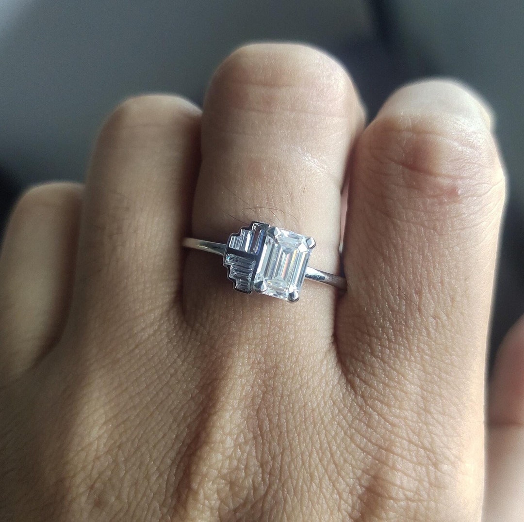 Anillo de compromiso exclusivo con moissanita en racimo de talla