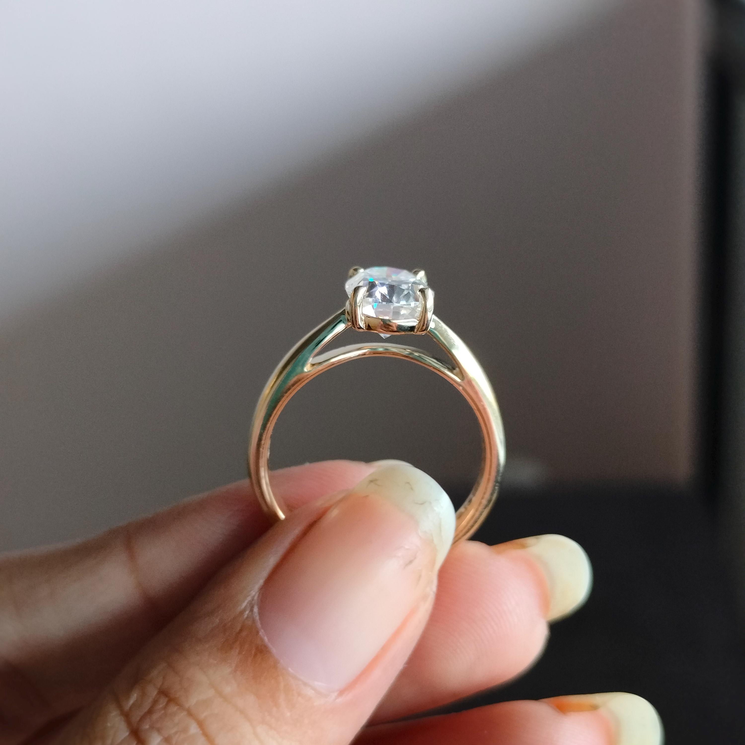 厚みのあるバンドのモアッサナイトリング 1.50カラット オーバルカット