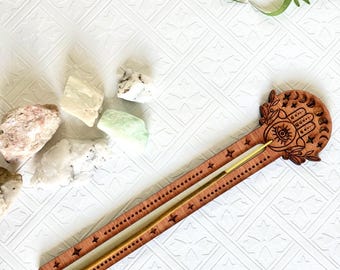 Porta incienso de mano de Hamsa hecho a mano – Decoración espiritual de madera de arce