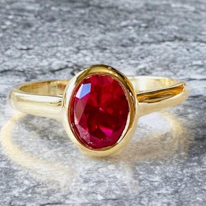 Anillo solitario ovalado de rubí en oro de 14k, anillo de compromiso de rubí, anillo de oro con rubí, anillo de rubí con engaste biselado, anillo ovalado, joyería, regalos para el amor.