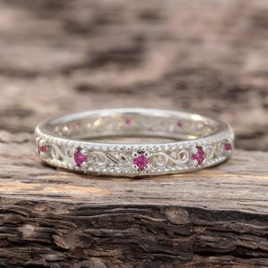 925 Sterling Silber filigrane rot Rubin Band • Vintage stapelbar Bandring, Handwerker Eternity Band, Zierliche antike Schmuck Ring Geschenke