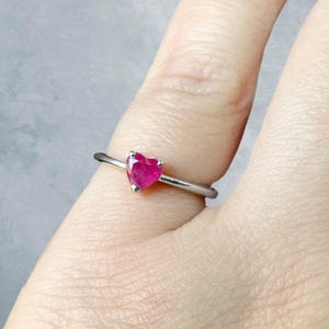 Anillo solitario de rubí en forma de corazón, anillo de propuesta, anillo de compromiso con rubí tallado en forma de corazón, anillo de rubí rosa y rojo en forma de corazón, piedra natal de julio, joyería de regalo