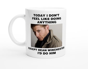 Puede incluir: Taza de cerámica blanca con asa. La taza presenta una foto de un hombre y el texto "TODAY I DON'T FEEL LIKE DOING ANYTHING EXCEPT DEAN WINCHESTER I'D DO HIM."
