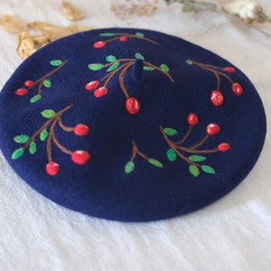 Basco in feltro con motivo a bacche, cappello con basco in feltro di lana, cappelli in feltro fatti a mano, basco blu navy da donna, cappello in feltro ad ago, basco con accessori autunnali