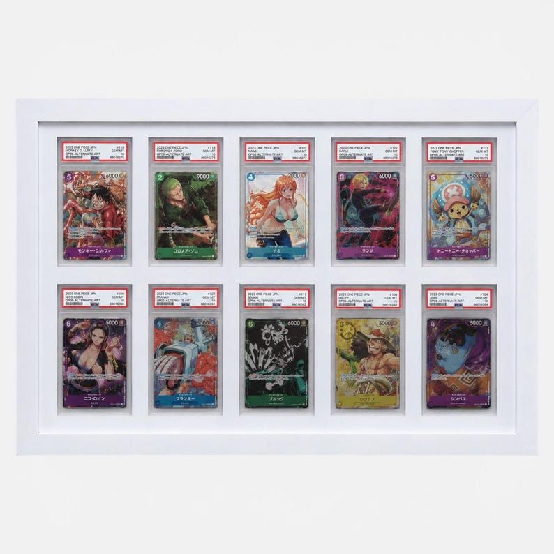 Pu&ograve; includere: Un'esposizione con cornice bianca di dieci carte collezionabili. Ogni carta &egrave; racchiusa in un supporto protettivo. Le carte presentano illustrazioni colorate di personaggi anime, con testo e numeri giapponesi visibili.