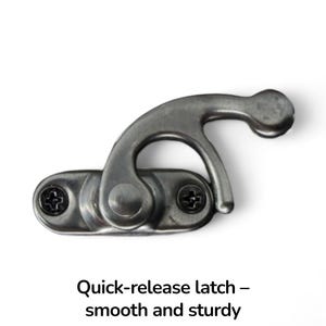 K&ouml;nnte beinhalten: Ein silberfarbener Schnellverschluss mit gebogenem Griff und zwei angeschraubten Grundplatten. Der Text "Quick-release latch - smooth and sturdy" befindet sich darunter.