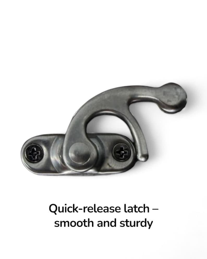 K&ouml;nnte beinhalten: Ein silberfarbener Schnellverschluss mit gebogenem Griff und zwei angeschraubten Grundplatten. Der Text "Quick-release latch - smooth and sturdy" befindet sich darunter.