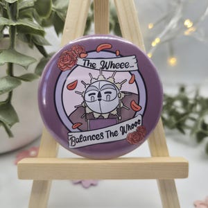 Spilla con citazione ispirata a Clair Obscur Expedition 33, spilla con bottone Esquie, dimensioni 58 mm e 25 mm, regalo per fan e giocatori.