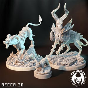 Könnte beinhalten: Drei detaillierte, hellgraue Fantasy-Kreaturen-Figuren. Eine ist eine hundeartige Kreatur, die von einem felsigen Sockel springt, eine andere ist ein gehörntes Tier mit Rüstung, und die dritte ist eine kleinere hundeartige Kreatur. Die Figuren sind 3D-gedruckt.