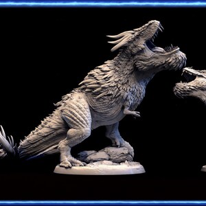 Puede incluir: Tres modelos de dinosaurios en miniatura impresos en 3D de color gris con escamas texturizadas y bocas abiertas. Los dinosaurios están en diferentes posturas y están de pie sobre pequeñas bases. El texto "Mini Monster Master Vol 2" es visible en la esquina superior izquierda de la imagen. El texto "112mm tall - 75 base" es visible en la esquina superior derecha de la imagen.