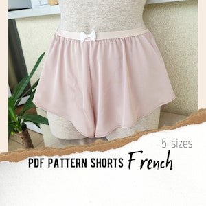 Puede incluir: Un patrón PDF para pantalones cortos franceses con un lazo blanco en la cintura. El patrón está disponible en 5 tallas.