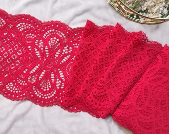 Puede incluir: Borde de encaje rojo con un delicado diseño floral. El encaje es suave y flexible, ideal para agregar un toque de elegancia a cualquier proyecto.