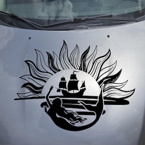 Übergroßer Haubenaufkleber Meerjungfrau, die in den Sonnenuntergang greift