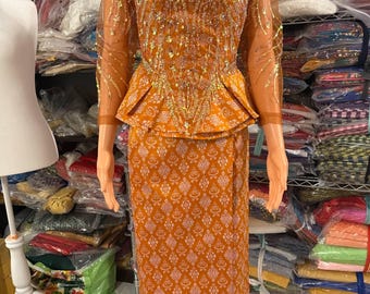 Tenue traditionnelle cambodgienne, haut du buste 36 pouces, taille 32 pouces, jupe 32 pouces