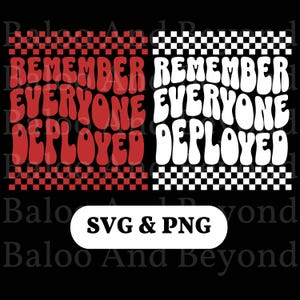 Könnte beinhalten: Roter und weißer Schachbrett-Hintergrund mit dem Text "Remember Everyone Deployed" in einer Retro-Wellenschrift. Der Text ist rot auf weißem Hintergrund und weiß auf rotem Hintergrund. Der Text ist in Großbuchstaben. Das Bild enthält den Text "SVG & PNG".