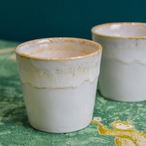 Kleine Keramiktassen, Espressotassen, aus Portugal Hellgrau