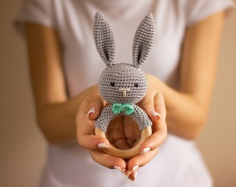 Hochet lapin MOTIF AU CROCHET | Jouets éducatifs pour bébés | Cadeaux uniques pour les bébés de 0 à 12 mois | Modèles au crochet Cadeaux pour bébés