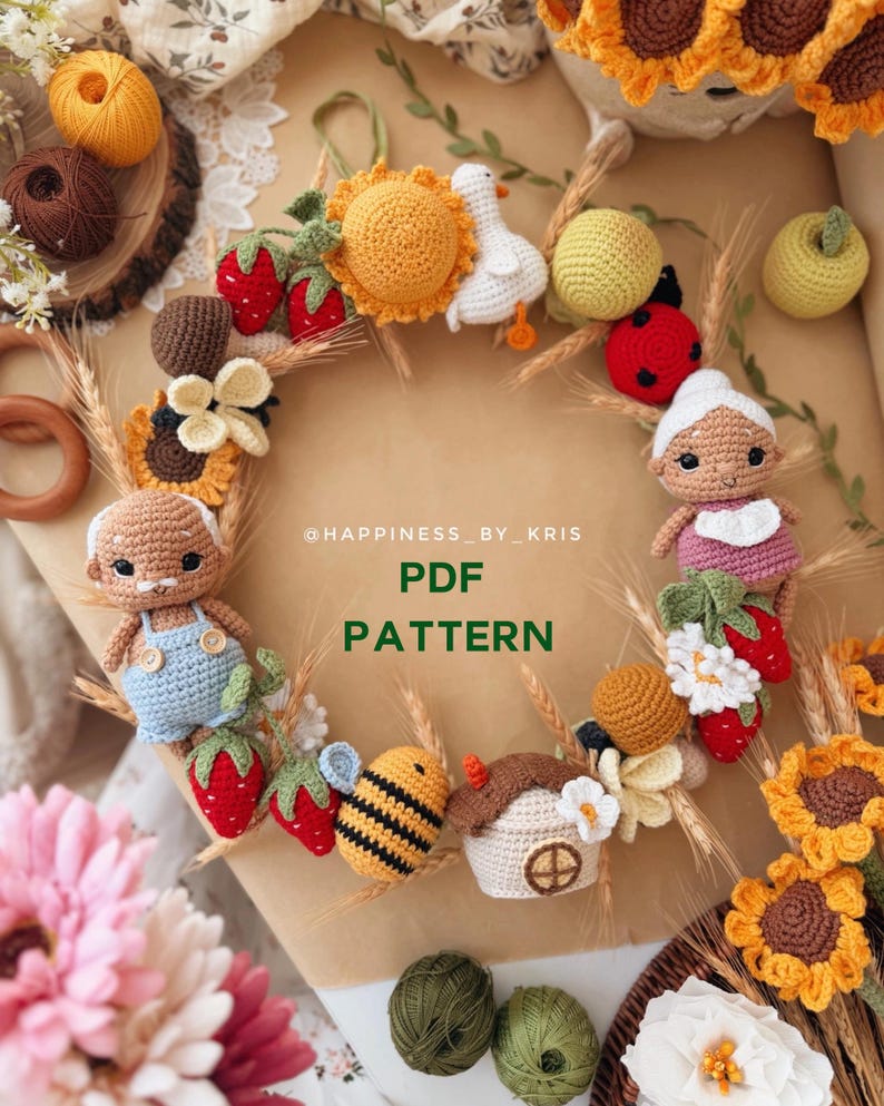 K&ouml;nnte beinhalten: Ein runder Kranz mit verschiedenen geh&auml;kelten Elementen wie Sonnenblumen, Erdbeeren, einer Biene, einem kleinen Haus und zwei &auml;lteren Figuren. Der Text @HAPPINESS_BY_KRIS PDF PATTERN ist mittig auf dem mit Weizenhalmen verzierten Kranz platziert.