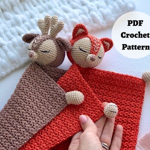 Peut inclure: Un mod&egrave;le de crochet pour une couverture de b&eacute;b&eacute; avec une applique de cerf et de renard. La couverture est rouge et marron avec un fond blanc. Le mod&egrave;le est disponible en t&eacute;l&eacute;chargement PDF.