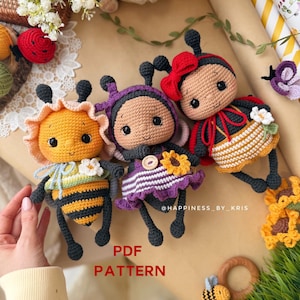 Può includere: Tre bambole di insetti all'uncinetto: un'ape, una coccinella e un insetto con un vestito viola. L'ape è gialla e nera con un fiore. La coccinella ha un fiocco rosso. Il testo "PDF PATTERN" è visibile.