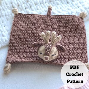 Peut inclure: Patron de crochet pour une couverture b&eacute;b&eacute; marron avec une adorable applique de cerf. Le patron est disponible en t&eacute;l&eacute;chargement PDF. Patron de crochet PDF.