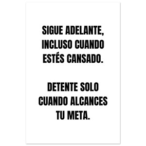Puede incluir: Una impresión rectangular blanca con texto negro. El texto dice: "SIGUE ADELANTE, INCLUSO CUANDO ESTÉS CANSADO. DETENTE SOLO CUANDO ALCANCES TU META."