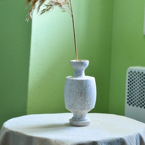 Alte Form Weiße Keramikvase, Weiß mit Punkten Keramikvase, Vase für getrocknete Blumen, Geschenkideen, Wohnkultur, Housewarming Geschenkidee Bild 1