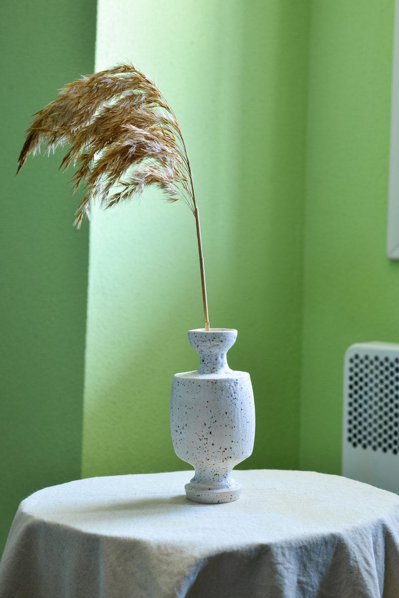 Alte Form Weiße Keramikvase, Weiß mit Punkten Keramikvase, Vase für getrocknete Blumen, Geschenkideen, Wohnkultur, Housewarming Geschenkidee Bild 3