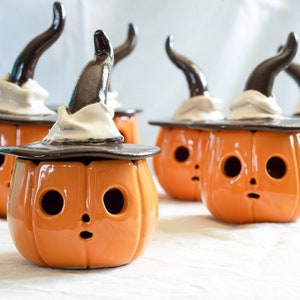 セラミック製パンプキンキャンドルホルダー、セラミック製ナイトライト、ハロウィンパンプキンデコレーション、ハロウィンエンターテイメントギフト、パンプキンティーライトホルダー
