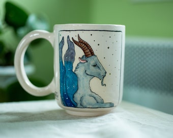 Tasse en céramique du zodiaque CAPRICORNE, cadeau Capricorne, illustration du zodiaque, tasse à café sur le thème de l'astrologie, idée cadeau Saint-Valentin, par Felix Ceramic