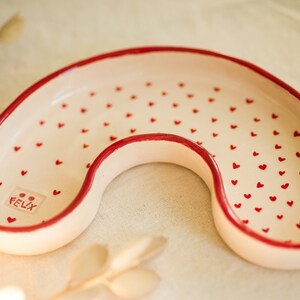 Herzen Valentinstag Keramik Vorspeisenteller, Handgefertigter Keramikteller, Oliventeller, Illustrationsherzen, Geschenkidee zum Valentinstag