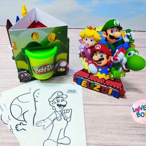 Puede incluir: Una plantilla imprimible para una caja triangular para guardar plastilina. La caja está decorada con un tema de Super Mario e incluye una página para colorear con Mario. La plantilla mide 8,2 pulgadas por 11,7 pulgadas.