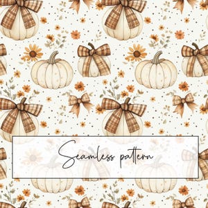 Op de afbeelding: Een naadloos patroon met witte pompoenen versierd met geruite strikken en geaccentueerd door oranje bloemen en kleine stippen. De tekst "Seamless pattern" wordt weergegeven in een witte rechthoek onderaan de afbeelding. Het algehele ontwerp heeft een herfstthema.